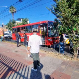Ciclista muere tras ser atropellado por unidad del transporte público en Guadalajara