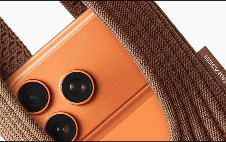 Con su lanzamiento, el iPhone Pocket no solo amplía la línea de accesorios de Apple, sino que redefine la forma en que los usuarios pueden llevar y experimentar su iPhone, combinando moda, funcionalidad y arte textil en una sola pieza. CORTESÍA