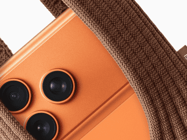 Con su lanzamiento, el iPhone Pocket no solo amplía la línea de accesorios de Apple, sino que redefine la forma en que los usuarios pueden llevar y experimentar su iPhone, combinando moda, funcionalidad y arte textil en una sola pieza. CORTESÍA