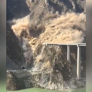 Colapsa el puente gigante Hongqi en China (VIDEO)