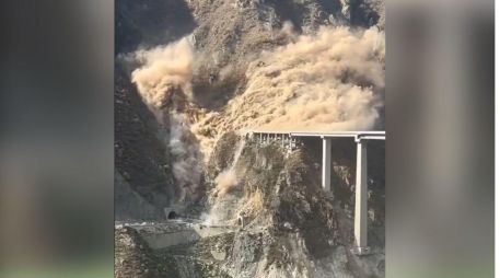 El puente Hongqi, una estructura de 758 metros de largo inaugurada hace apenas medio año, colapsó parcialmente este martes en la provincia de Sichuan, China. ESPECIAL