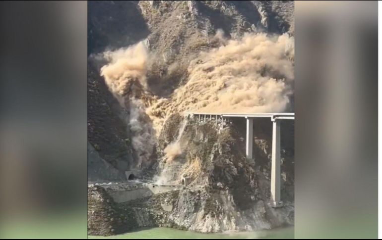 El puente Hongqi, una estructura de 758 metros de largo inaugurada hace apenas medio año, colapsó parcialmente este martes en la provincia de Sichuan, China. ESPECIAL