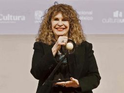 Gioconda Belli sostiene el Premio Carlos Fuentes, símbolo de una trayectoria marcada por la defensa de la libertad. ESPECIAL