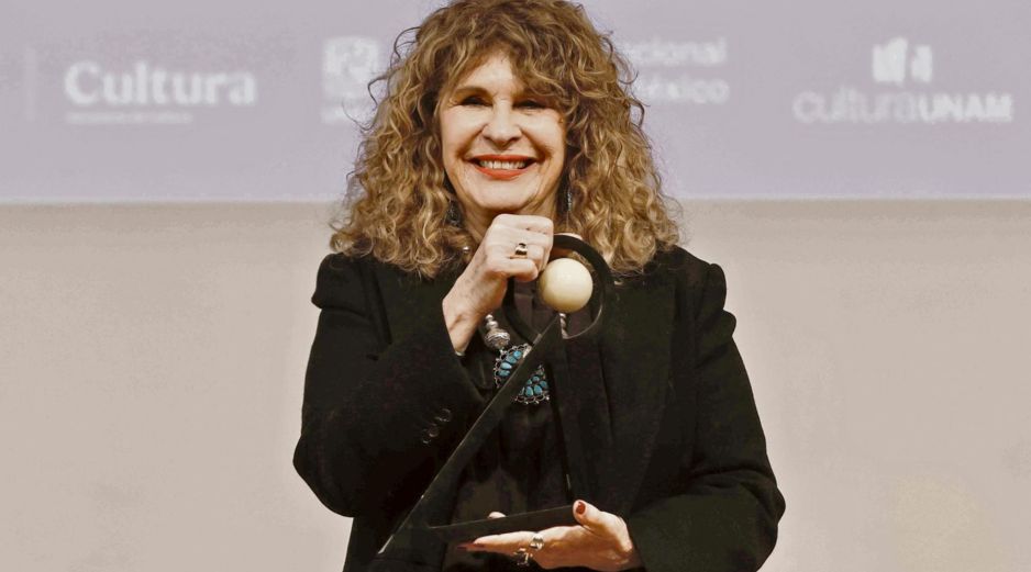 Gioconda Belli sostiene el Premio Carlos Fuentes, símbolo de una trayectoria marcada por la defensa de la libertad. ESPECIAL