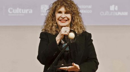 Gioconda Belli sostiene el Premio Carlos Fuentes, símbolo de una trayectoria marcada por la defensa de la libertad. ESPECIAL