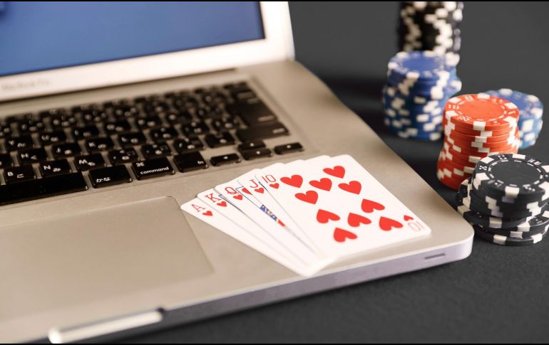 La futura reforma, dijo Claudia Sheinbaum, buscará actualizar la regulación, cerrar vacíos legales y fortalecer la supervisión del sector digital. ESPECIAL / CANVA