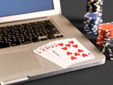 La futura reforma, dijo Claudia Sheinbaum, buscará actualizar la regulación, cerrar vacíos legales y fortalecer la supervisión del sector digital. ESPECIAL / CANVA