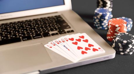 La futura reforma, dijo Claudia Sheinbaum, buscará actualizar la regulación, cerrar vacíos legales y fortalecer la supervisión del sector digital. ESPECIAL / CANVA