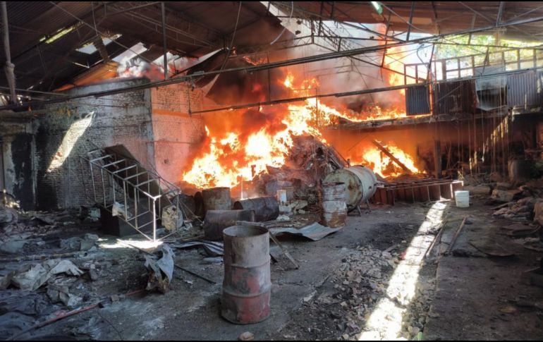 Desde las cámaras de C5, la columna de humo del incendio en Oblatos eran impresionantes.  ESPECIAL / PC y Bomberos Guadalajara