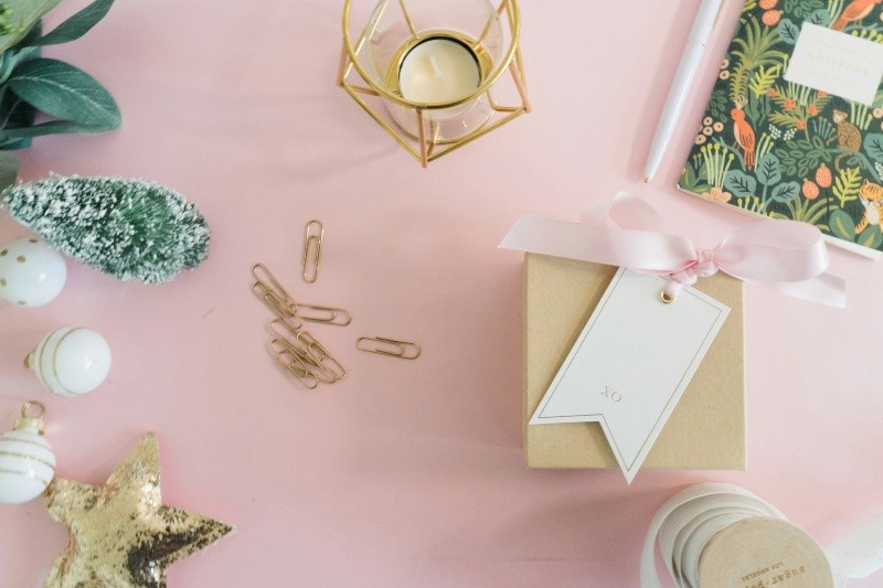 Una tendencia que resuena actualmente para esta Navidad es la coquette. UNSPLASH / U. YANESI&nbsp;