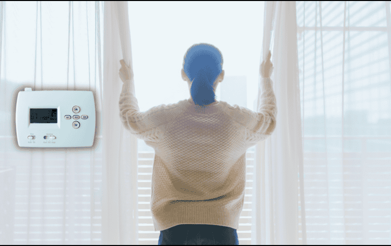 Durante el día es recomendable mantener abiertas las cortinas y persianas para permitir el paso del sol, una fuente de calor gratuita y efectiva. ESPECIAL / CANVA