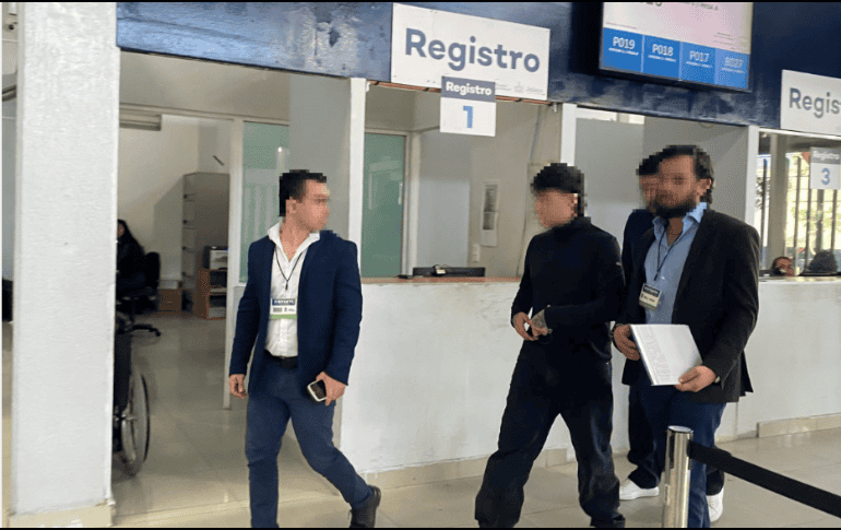 Al cantante se le investiga por presunta apología del delito después de cantar El Azul en el Palenque de las Fiestas de Octubre. ESPECIAL / Fiscalía de Jalisco