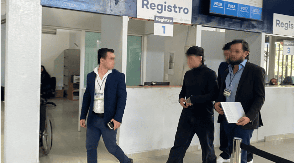 Al cantante se le investiga por presunta apología del delito después de cantar El Azul en el Palenque de las Fiestas de Octubre. ESPECIAL / Fiscalía de Jalisco