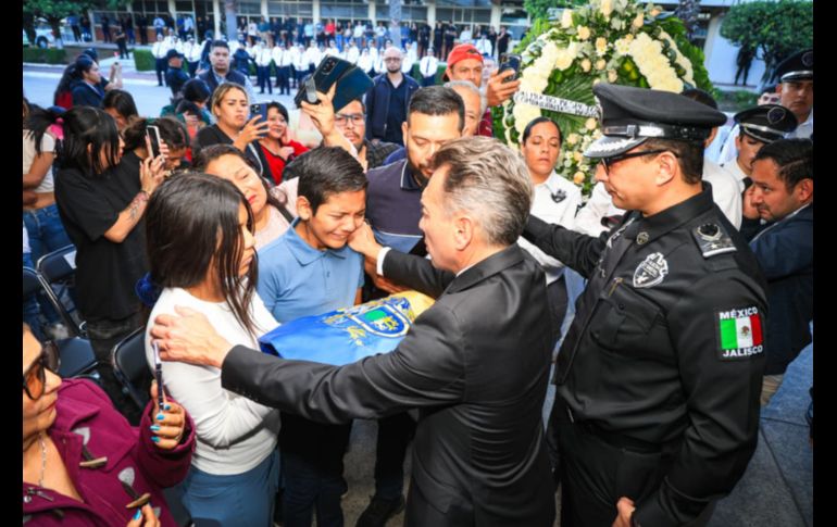 La explanada de la Academia de la Secretaría de Seguridad de Jalisco recibía a oficiales, comisarios, funcionarios públicos y compañeros, en espera de dar el último adiós a las dos mujeres ultimadas en el cumplimiento de su deber. EL INFORMADOR/ J. Acosta