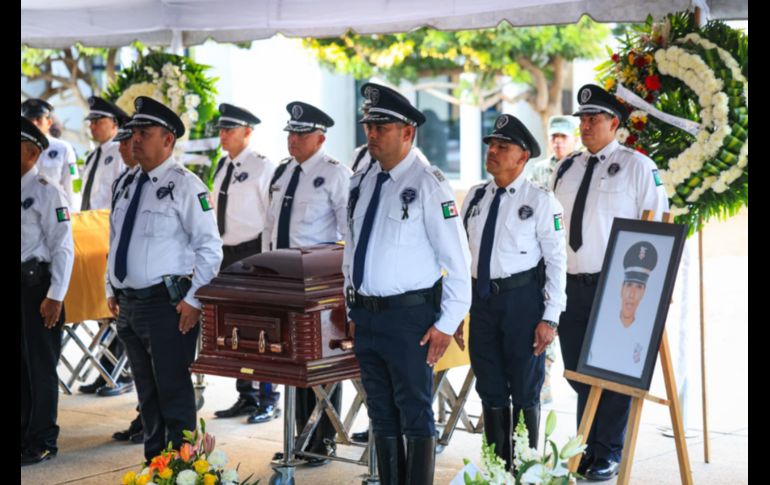 La explanada de la Academia de la Secretaría de Seguridad de Jalisco recibía a oficiales, comisarios, funcionarios públicos y compañeros, en espera de dar el último adiós a las dos mujeres ultimadas en el cumplimiento de su deber. EL INFORMADOR/ J. Acosta
