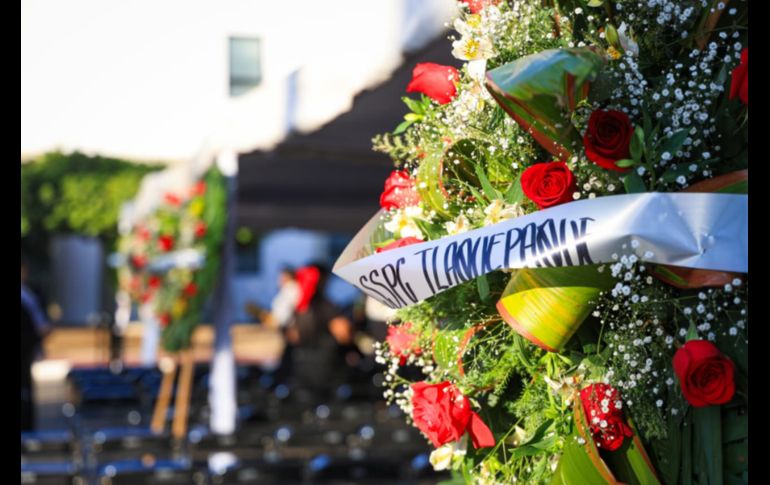 La explanada de la Academia de la Secretaría de Seguridad de Jalisco recibía a oficiales, comisarios, funcionarios públicos y compañeros, en espera de dar el último adiós a las dos mujeres ultimadas en el cumplimiento de su deber. EL INFORMADOR/ J. Acosta