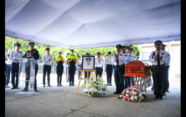 La explanada de la Academia de la Secretaría de Seguridad de Jalisco recibía a oficiales, comisarios, funcionarios públicos y compañeros, en espera de dar el último adiós a las dos mujeres ultimadas en el cumplimiento de su deber. EL INFORMADOR/ J. Acosta
