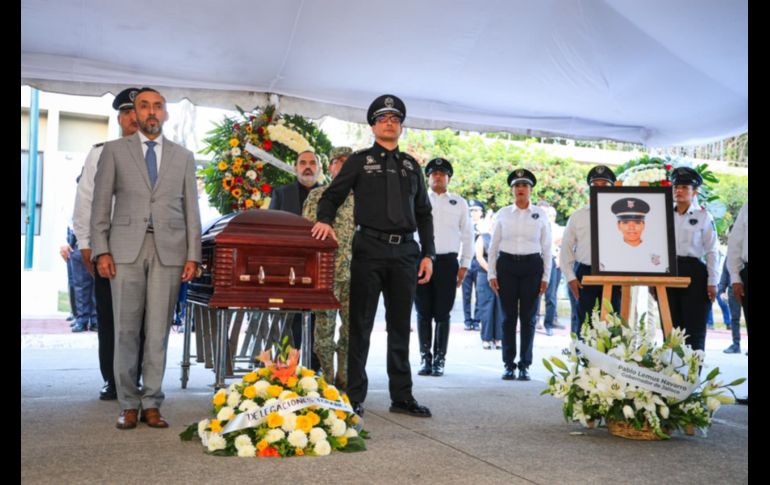 La explanada de la Academia de la Secretaría de Seguridad de Jalisco recibía a oficiales, comisarios, funcionarios públicos y compañeros, en espera de dar el último adiós a las dos mujeres ultimadas en el cumplimiento de su deber. EL INFORMADOR/ J. Acosta