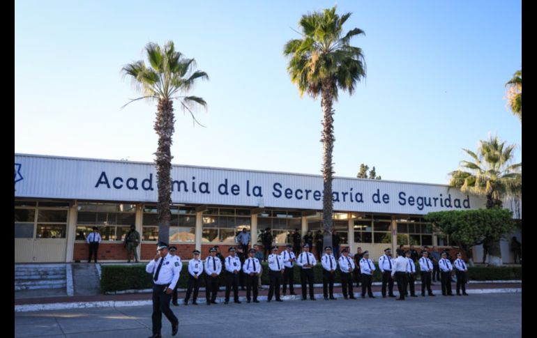 La explanada de la Academia de la Secretaría de Seguridad de Jalisco recibía a oficiales, comisarios, funcionarios públicos y compañeros, en espera de dar el último adiós a las dos mujeres ultimadas en el cumplimiento de su deber. EL INFORMADOR/ J. Acosta