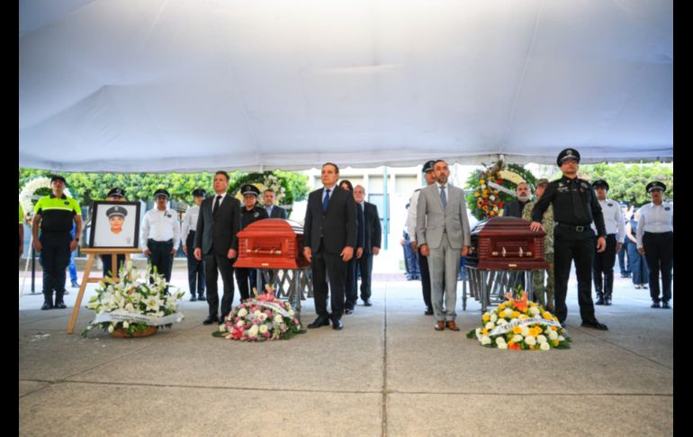 La explanada de la Academia de la Secretaría de Seguridad de Jalisco recibía a oficiales, comisarios, funcionarios públicos y compañeros, en espera de dar el último adiós a las dos mujeres ultimadas en el cumplimiento de su deber. EL INFORMADOR/ J. Acosta