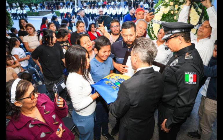 La explanada de la Academia de la Secretaría de Seguridad de Jalisco recibía a oficiales, comisarios, funcionarios públicos y compañeros, en espera de dar el último adiós a las dos mujeres ultimadas en el cumplimiento de su deber. EL INFORMADOR/ J. Acosta