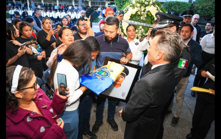 La explanada de la Academia de la Secretaría de Seguridad de Jalisco recibía a oficiales, comisarios, funcionarios públicos y compañeros, en espera de dar el último adiós a las dos mujeres ultimadas en el cumplimiento de su deber. EL INFORMADOR/ J. Acosta