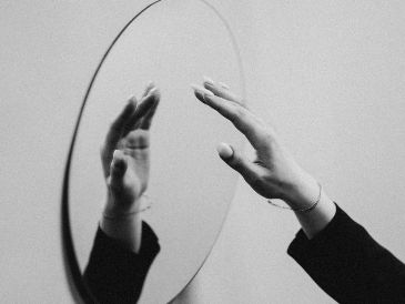 Si el espejo tiene salpicaduras de pasta dental o maquillaje, retíralas antes con un poco de vinagre y una esponja suave. Unsplash