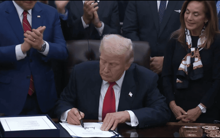 La ceremonia de firma se llevó a cabo apenas horas después de que la Cámara aprobó la medida en una votación prácticamente en proporción partidista de 222 a 209. ESPECIAL / @WhiteHouse