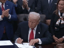 La ceremonia de firma se llevó a cabo apenas horas después de que la Cámara aprobó la medida en una votación prácticamente en proporción partidista de 222 a 209. ESPECIAL / @WhiteHouse