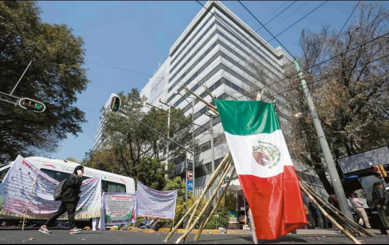 Los cañeros se colocaron a las puertas de la Secretaría de Agricultura y Desarrollo Rural. EL UNIVERSAL