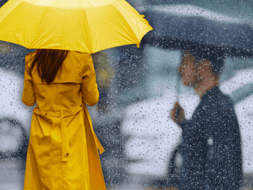 Las lluvias fuertes a puntuales torrenciales fuertes, podrían reducir la visibilidad, incrementar los niveles de ríos y arroyos, y generar encharcamientos, deslaves e inundaciones. ESPECIAL / CANVA