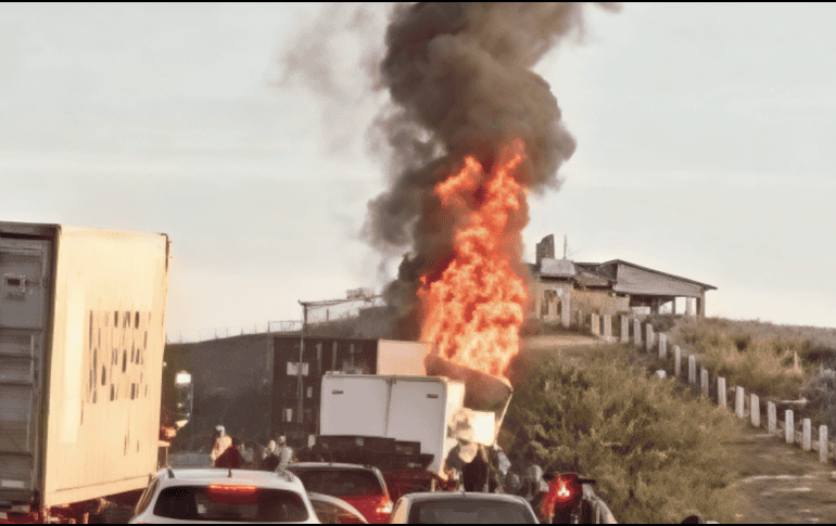 Personal de Protección Civil y Bomberos de Ciudad Guzmán se trasladaron hasta el lugar del percance y ya trabajan en el control del incendio. X / @PCJalisco