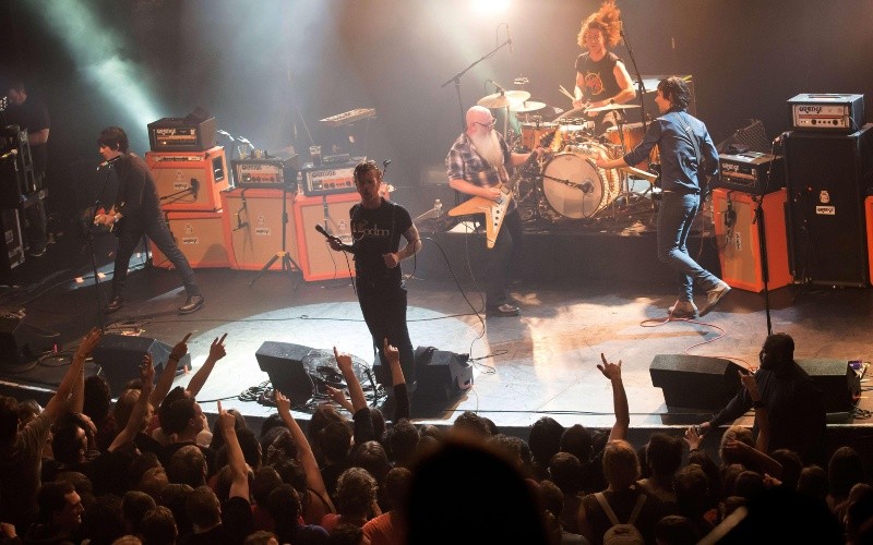 Una fotografía tomada al grupo Eagles of Death Metal en el escenario de la sala de conciertos Bataclan en París, momentos antes de los ataques. AFP / ARCHIVO