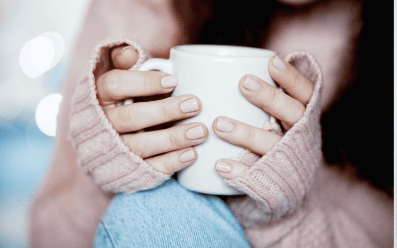 La clave para mitigar la diuresis por frío no es limitar la ingesta de líquidos (lo que sería peligroso), sino mantenerse abrigado. CANVA