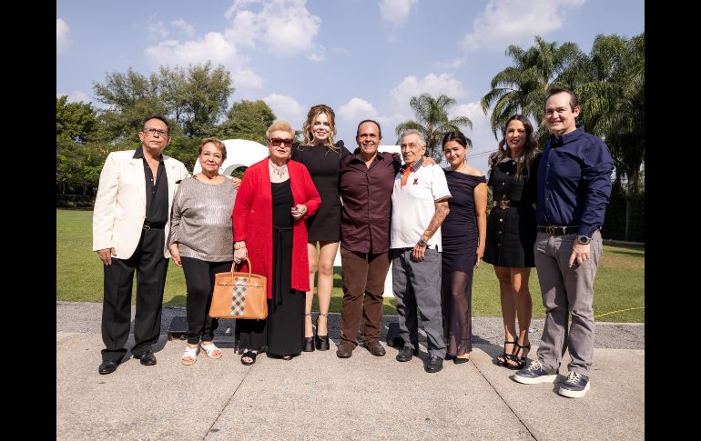 Eugenio Barreto, Cristina Barreto, Carmen Michel, Lina Farkas, Alberto Barreto Jr., Alberto Barreto, Karen Barreto, Leticia Barreto y Jorge Barreto. GENTE BIEN JALISCO / Fiesta sorpresa para Alberto Barreto