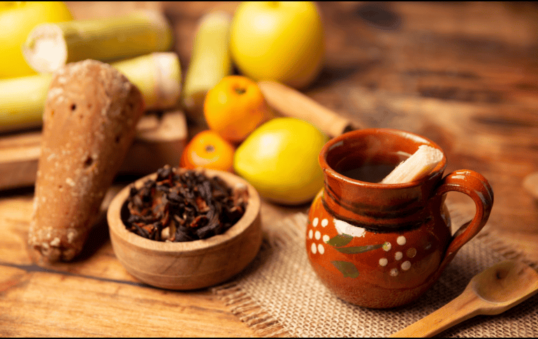 Se aconseja moderar la cantidad de piloncillo en la preparación o, para personas con condiciones como la diabetes, considerar el uso de sustitutos de azúcar o aprovechar únicamente la dulzura natural de las frutas.  CANVA