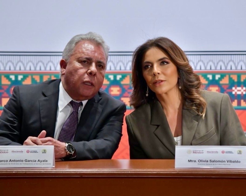 Marco Antonio García Ayala, presidente del Comité Ejecutivo Nacional del Sindicato Nacional de Trabajadores de la Secretaría de Salud (FSTSE) y Olivia Salomón, directora general de Lotería Nacional. CORTESÍA
