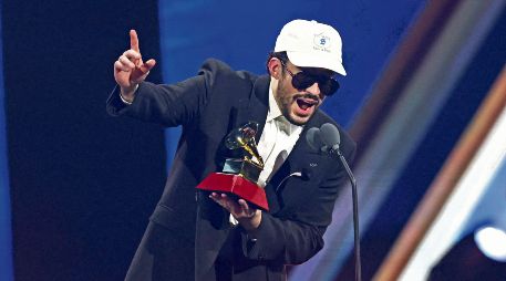 El cantante puertorriqueño Bad Bunny recibe el premio a Álbum del Año por “Debí tirar más fotos”. AFP