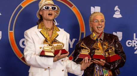 Ca7riel y Paco Amoroso posan en la sala de prensa con los premios a la Mejor Canción Pop por 