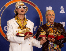Ca7riel y Paco Amoroso posan en la sala de prensa con los premios a la Mejor Canción Pop por 