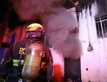 Los oficiales atendieron inmediatamente el incendio en la propiedad principal, el cual se propagó con rapidez. ESPECIAL / PC Y BOMBEROS GUADALAJARA