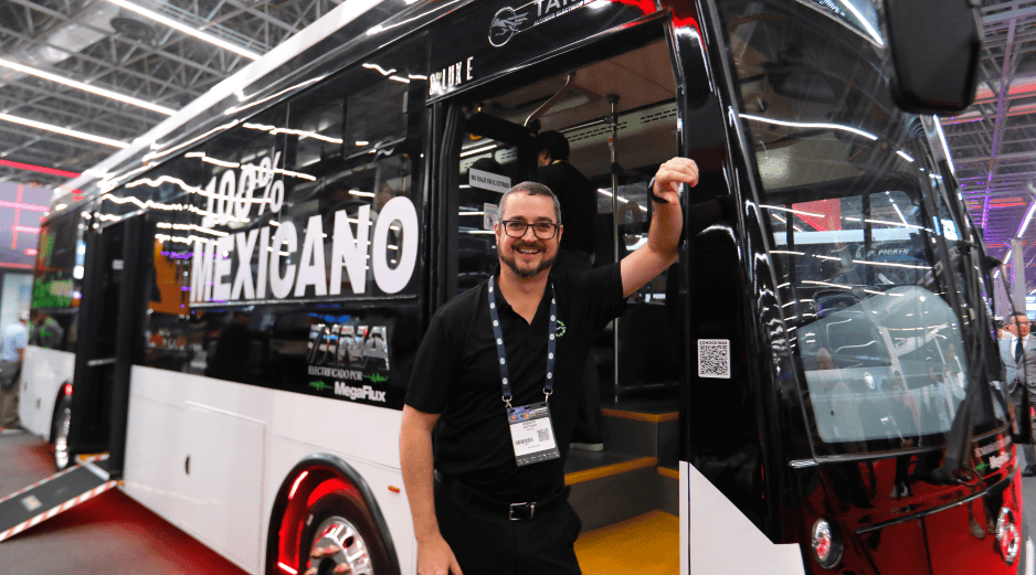 El director general de Megaflux, Roberto Gottfried, posa junto a un autobús electrico durante la Expo Transporte ANPACT 2025, en Guadalajara. EFE/F. Guasco