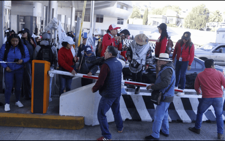Al inicio de esta jornada, grupos de maestros de la CNTE continuaron sus movilizaciones en algunas casetas que comunican con los accesos más importantes de la capital. SUN / F. Zamora