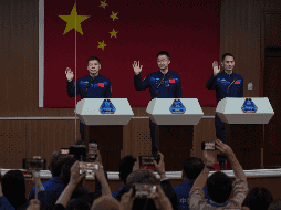Periodistas graban con sus teléfonos a los astronautas chinos que partirán en la misión Shenzhou 20. AP/Archivo