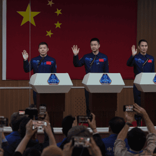 Regresan a salvo astronautas chinos atrapados en estación espacial