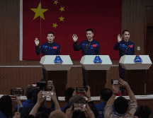 Periodistas graban con sus teléfonos a los astronautas chinos que partirán en la misión Shenzhou 20. AP/Archivo