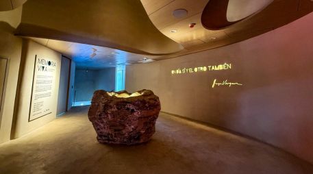 El museo fue diseñado como una “grotto”, una cueva dentro del volcán que representa el estadio, y dialoga con elementos naturales como un pirul centenario, que se convierte en “árbol guardián” del recinto. EL INFORMADOR/ A. Navarro