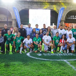 Leyendas mundialistas realizan ‘cascarita’ en el centro de Guadalajara