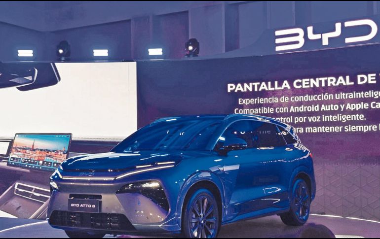 El diseño del BYD Atto 8 destaca por su estética moderna: faros LED de mirada rasgada, líneas aerodinámicas y un perfil robusto. ESPECIAL
