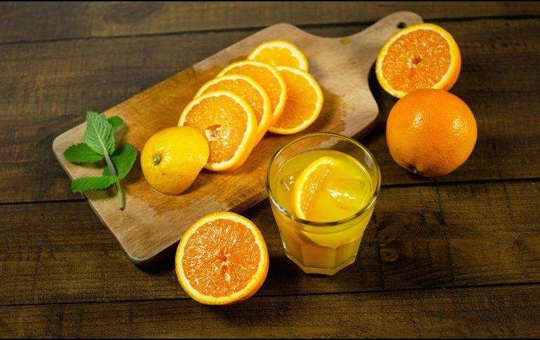 El jugo de naranja es una de las bebidas más consumidas en los hogares mexicanos. ESPECIAL / CANVA